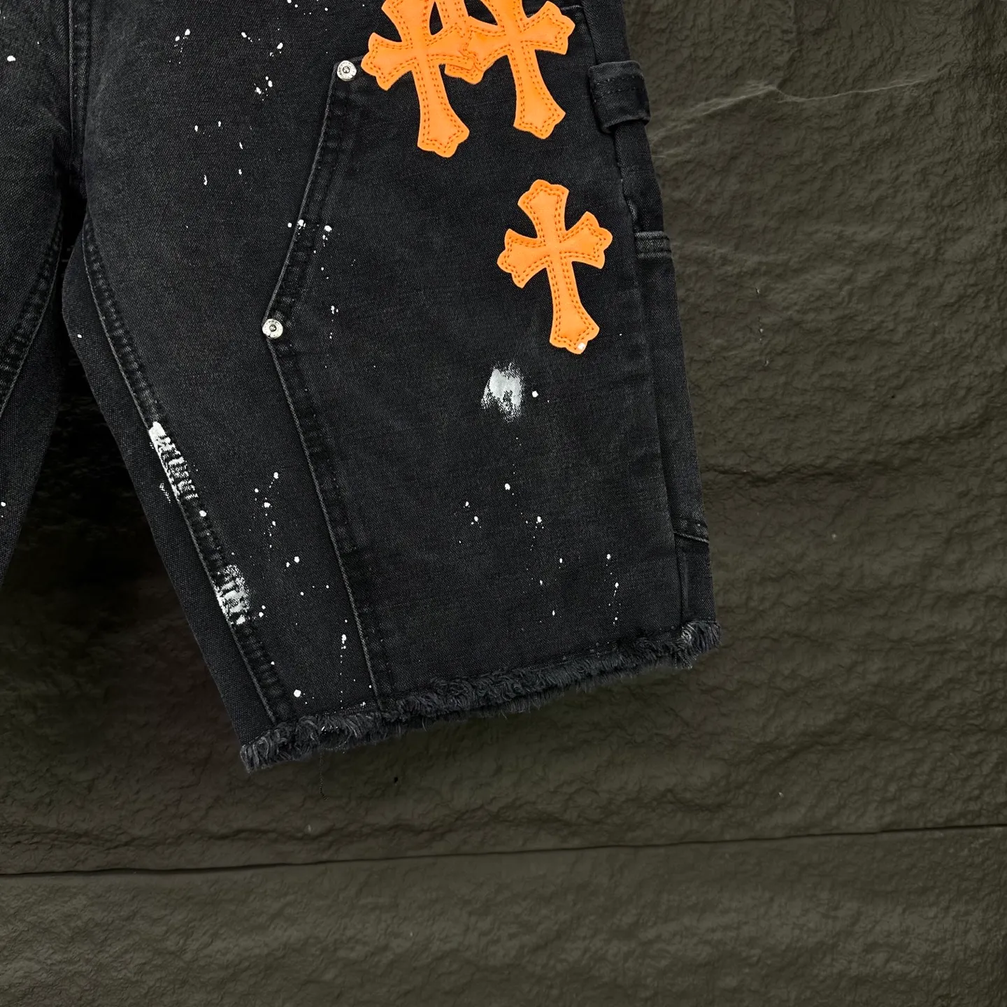 P240 GALLERY DEPT. & Croixin co-branded 2025 new limited edition spliced ​​splash-ink hand-painted orange cross patchwork couple style washed loose denim shorts 🔥High version🔥High version🔥 Original customized denim fabric, the same raw material denim fabric as the Internet celebrity star, full body splicing loose version, splash-ink hand-painted craftsmanship with multiple orange cross embroidery patchwork style designs, very high-end and stylish! The fabric feels very comfortable and these denim shorts are super versatile and look great! ! Complete three standards, same style for men and women 👫A must-have item for everyone Color: black, khaki Size: 28, 30, 32, 34, 36 (five sizes)